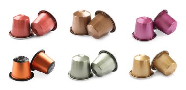 Birçok farklı kahve kapsülü beyaz sette izole edilmiş.