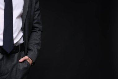 Siyah arka planda klasik takım elbiseli adam, yakın plan. Metin için boşluk