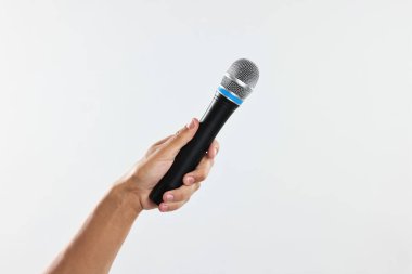 Açık gri arka planda mikrofonu olan adam, yakın plan.