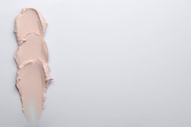 Krema beyaza izole edilmiş, üst manzara. Kozmetik ürün örneği