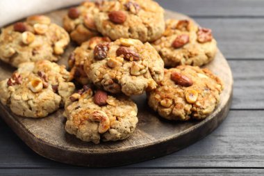 Koyu ahşap masada fındıklı kurabiyeler, yakın plan.