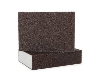 Beyaza izole edilmiş iki kahverengi sünger. Temizlik arzı