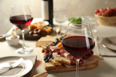 Kırmızı şarap ve farklı aperatifler servis edilir, yakın plan.