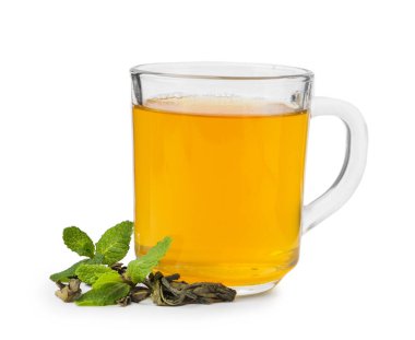 Aromatik nane çayı, taze ve kuru yapraklar beyaz üzerine izole edilmiş.