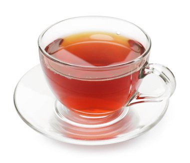 Beyazda izole edilmiş fincanda taze siyah çay.