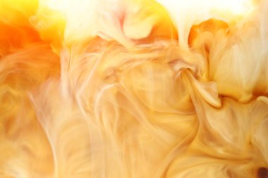 Arka plan olarak sütlü kahve tazeleniyor, yakın plan