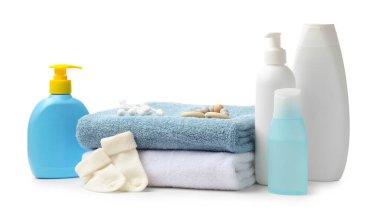 Bebek kozmetik ürünleri ve banyo aksesuarları beyaza izole edilmiş.
