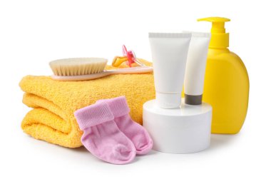 Bebek kozmetik ürünleri ve banyo aksesuarları beyaza izole edilmiş.