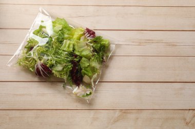 Beyaz ahşap masada taze salata karışımı. Metin için boşluk