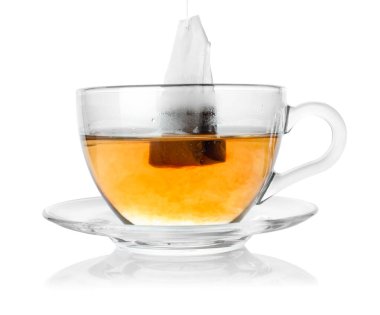 Beyaza izole edilmiş çay poşeti. Aromatik çay demliyorum.