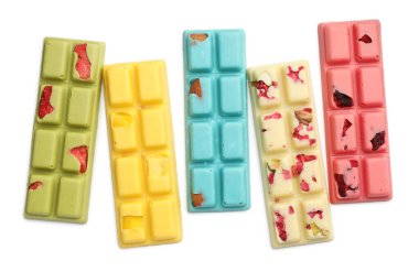 Farklı lezzetli çikolatalar, beyaza izole edilmiş, üst manzara.