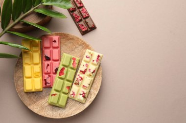 Bej arka planda farklı lezzetli çikolatalar, düz yatış. Metin için boşluk