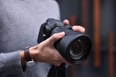 Modern kameralı profesyonel fotoğrafçı, yakın çekim.