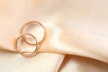 Bej kumaşlı alyanslar, üst manzara. Metin için boşluk