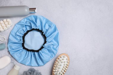 Duş başlığı ve banyo aksesuarları gri arka planda, düz yerde. Metin için boşluk