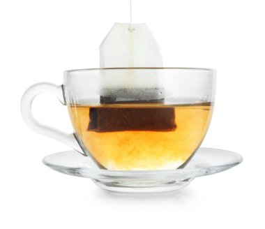 Beyaza izole edilmiş çay poşeti. Aromatik çay demliyorum.