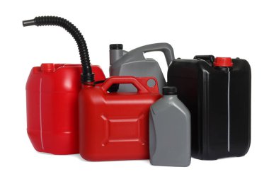 Birçok farklı plastik kaplar beyaza izole edilmiş.