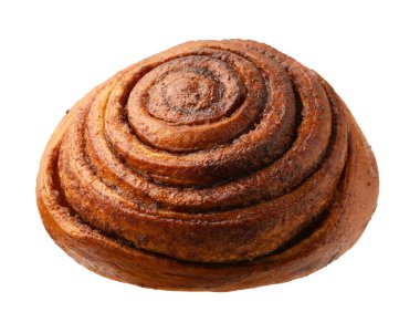 Lezzetli tarçınlı çörek, beyaz üzerine izole edilmiş.