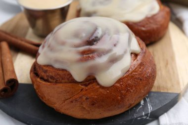 Masada kremalı ve baharatlı tarçınlı börekler, yakın plan.