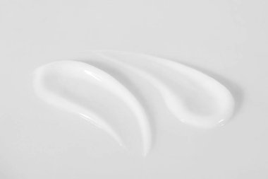 Beyaz arkaplanda kozmetik ürün izleri, yakın plan