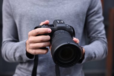 Modern kameralı profesyonel fotoğrafçı, yakın çekim.