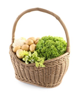 Hasır sepetteki farklı taze sebzeler beyaza izole edilmiş.