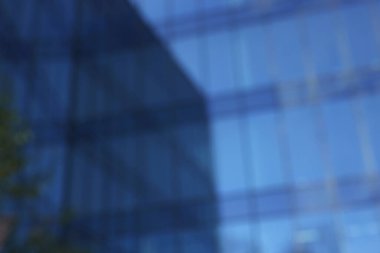 Birçok penceresi olan modern binanın bulanık görünümü