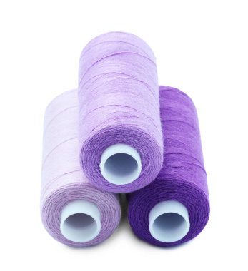 Renkli dikiş iplikleri beyaza izole edilmiş