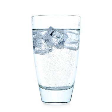 Beyaza izole edilmiş bir bardak ferahlatıcı soda.