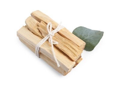Palo santo sopaları ve okaliptüs yaprağı beyaza izole edilmiş.