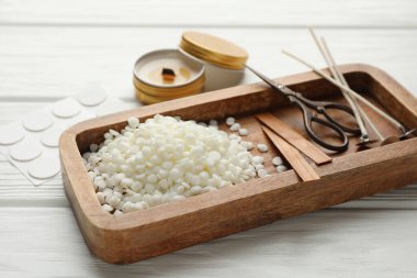 Soya mumu, fitil, çıkartma, makas ve mum beyaz ahşap masa, yakın plan.