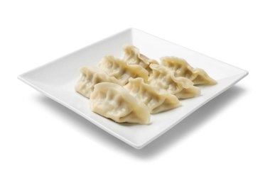 Beyaza izole edilmiş taze gyoza köfteleri. Çin mutfağı.