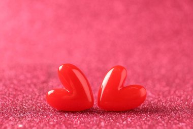 Kırmızı dekoratif kalpler parlak kırmızı arka planda, mesaj için yer var. Sevgililer günün kutlu olsun.