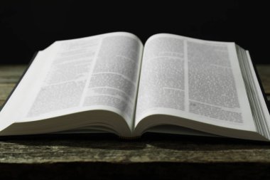 İngilizce İncil 'i aç ahşap masada, yakın plan