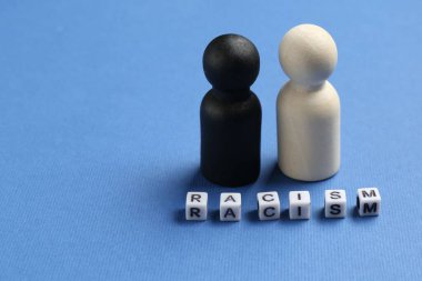 Mavi arka planda ırkçılık ve insan figürleri, yakın plan