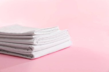 Pembe arkaplanda temiz yatak örtüleri, metin için boşluk
