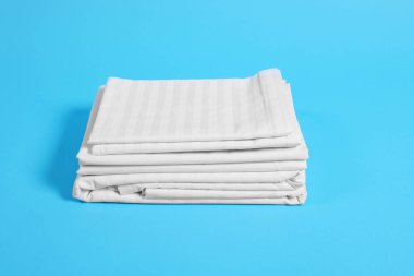 Açık mavi arkaplanda temiz çarşaf yığını