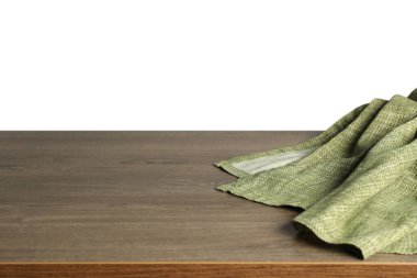 Tahta masadaki yeşil masa örtüsü beyaz arkaplana karşı, yakın plan