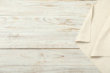 Ahşap masanın üstünde açık bir peçete, üst manzara. Metin için boşluk