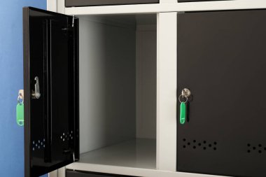 Mavi arka planda tuşları olan modern dolaplar, yakın plan