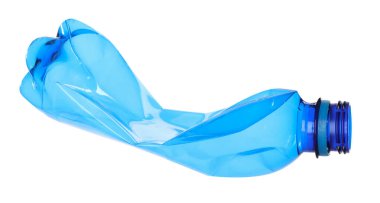 Kırışmış bir plastik şişe beyaza izole edilmiş.