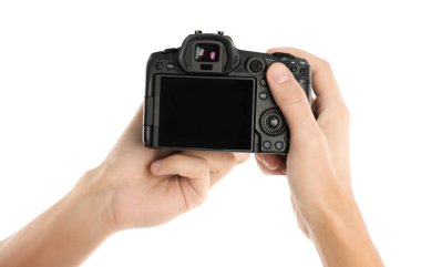 Beyaz arka planda profesyonel kameralı fotoğrafçı, yakın plan