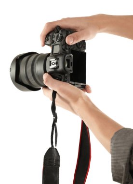 Beyaz arka planda profesyonel kameralı fotoğrafçı, yakın plan