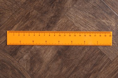 Tahta masada bir turuncu cetvel, üst manzara.