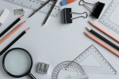 Açık gri arkaplan üzerinde cetvel ve diğer kırtasiye düz bileşimi, metin için boşluk