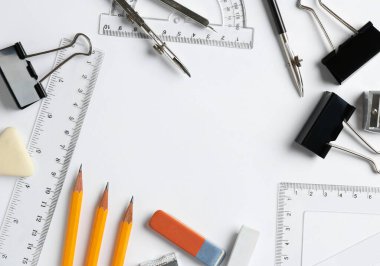 Beyaz arkaplan üzerinde cetvel ve diğer kırtasiye düz bileşimi, metin için boşluk