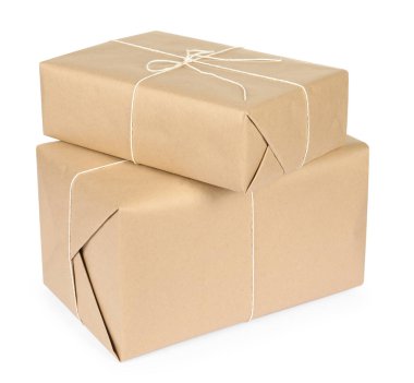 Kağıda sarılmış kutular beyaza izole edilmiş.