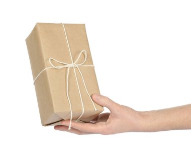 Beyaz arkaplanda paket kutusu olan kadın, yakın plan.