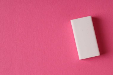 Pembe arka planda bir silgi, üst manzara. Metin için boşluk