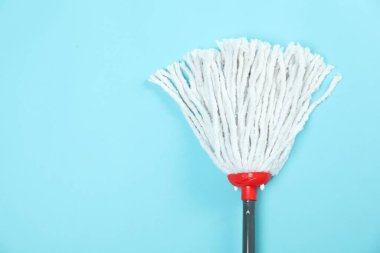 Açık mavi arkaplanda sicim, üst manzara. Metin için boşluk